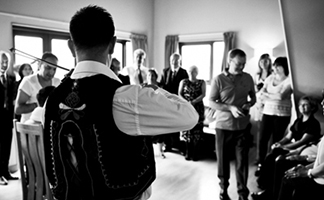 This is the Greekviolinist playing at a Grooms Stolisma ceremony